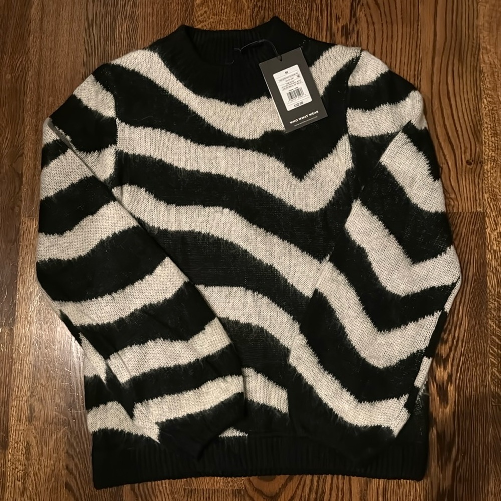 Who what wear cream and black zebra stripe mock neck with balloon sleeve medium